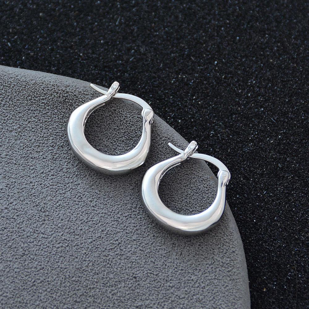 Autumn And Winter French Gold Plain Ring Earrings Women'S Cold Wind Oval Earrings Ear Buckles Earrings