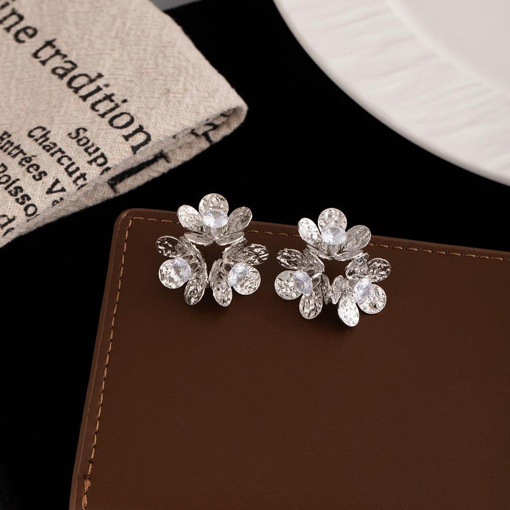 Exaggerated 3D Flower Pearl Earrings: Light Luxury, High-End Metal Style Studs