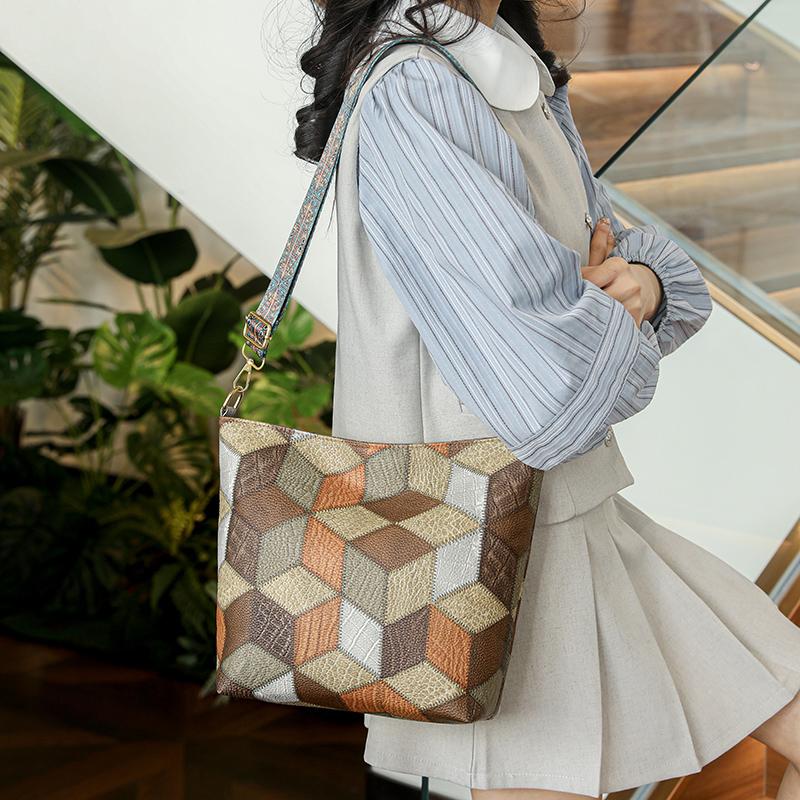 Мягкая кожаная большая сумка контрастного цвета с вышивкой — фото 7