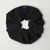 SATUR (W.) Klassisches Logo Scrunchie_Schwarz