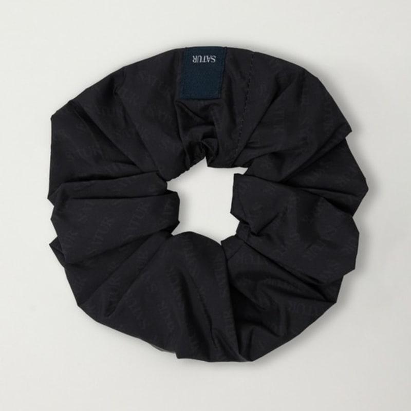 SATUR (W) Classic Logo Scrunchie_Black