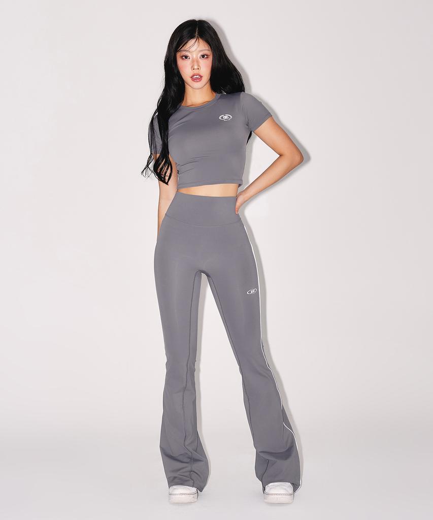 BORN TO WIN W Quick Dry Emblem Semi Crop T-Shirts [Charcoal]