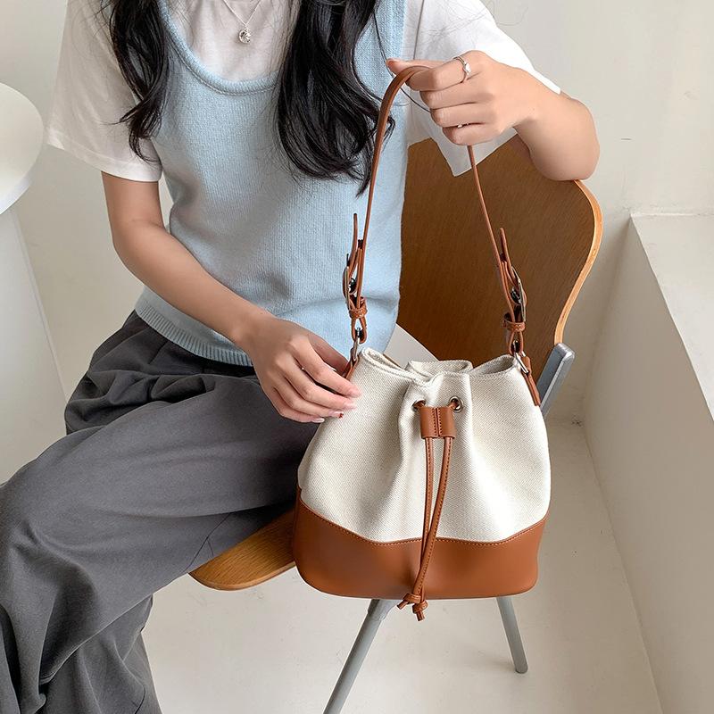 Neue koreanische Patchwork-Schultertasche mit Kordelzug für Damen, modisches Nischenprodukt, geräumige Canvas-Tasche für Pendler