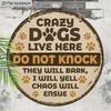 2D Flat Aluminum Crazy Dogs Live Here Sign Sheet Wall Plaque, Funny Dog Warning Sign with Rope Hanger, Rustic Wood Grain Decor for Dog Lovers, Home