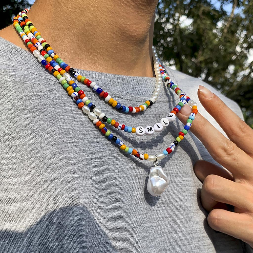 Boho Asymmetrie Bunte Perlen Mit Weißen Imitationsperlen Choker Halsketten für Männer Sommer Regenbogen Buchstaben Halskette Modeschmuck