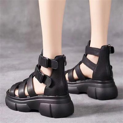 Weiche Leder Retro-Sandalen Damen 2025 Sommer neu hohl dicksohliger Muffinboden Keilabsatz vielseitige römische hochhackige Sandalen