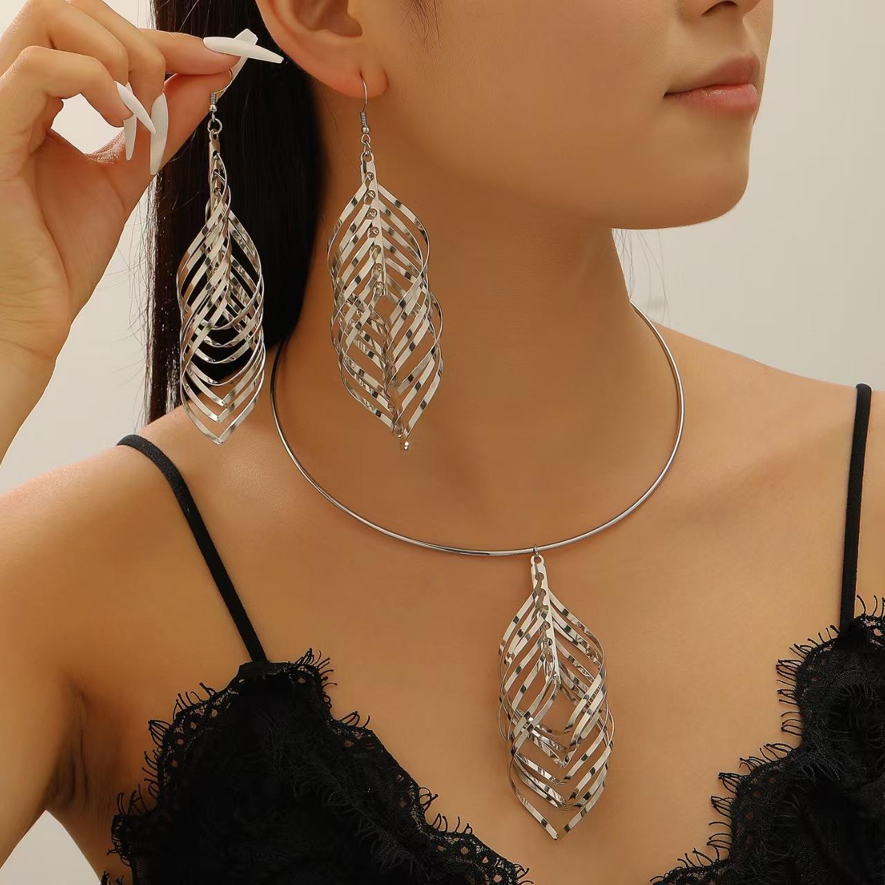 

Ретро Преувеличенная Личность Темперамент Спиральный Полый Золотистый Комплект Ожерелья и Серег Бижутерия для Женщин 1 set серебряный