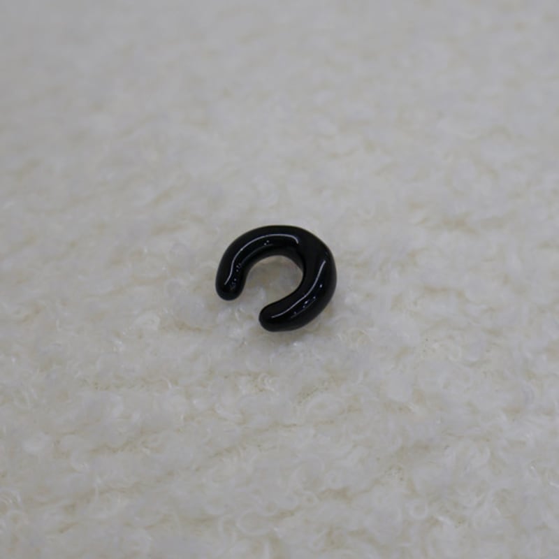 APIOH BLACK GLASS EARCUFF