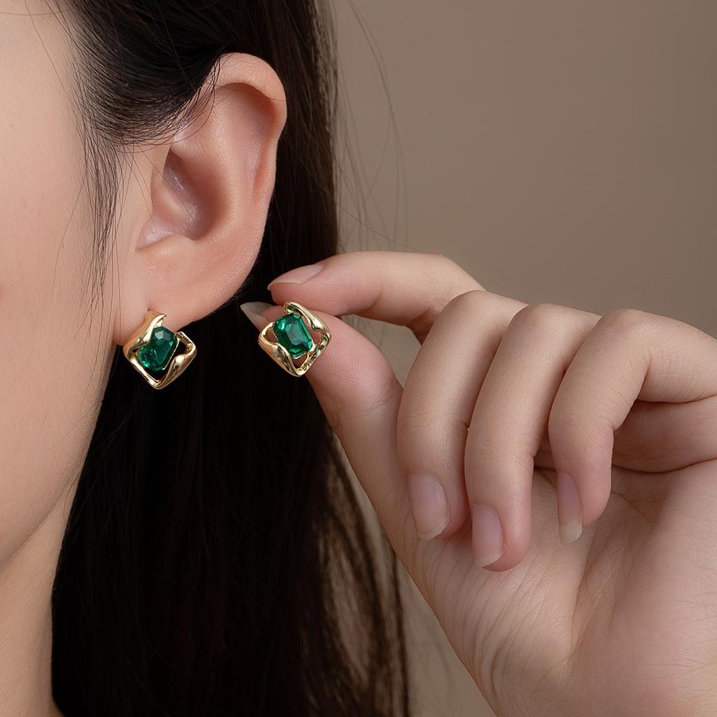 French Retro High-End Diamond Stud Earrings Women'S Design High-End Atmospheric Earrings Simple Light Luxury Earrings