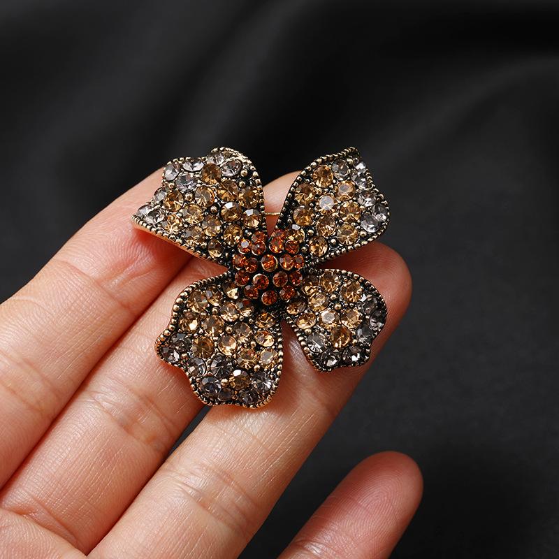 Niche design retro exquisite champagne crystal flower brooch temperament high-end corsage pin women's suit accessories trend