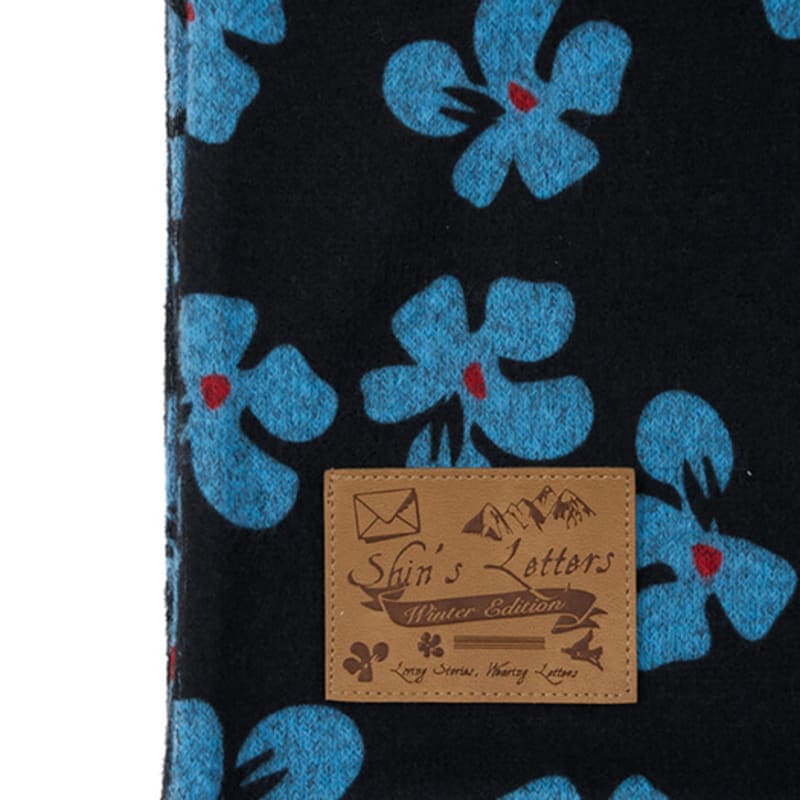 Shin’s Letters D.Muffler no.9 _ Écharpe bleue à fleurs