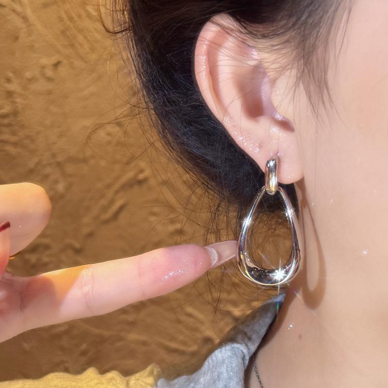 Simple retro Hong Kong style geometric water drop stud earrings fashionable personality atmosphere metal plain ring earrings elliptical ring earrings