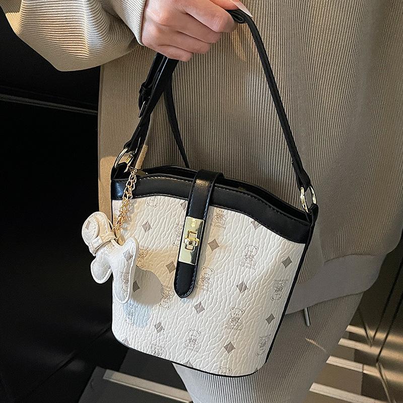 2025 new niche design fashionable temperament classic printed bucket bag commuter versatile women's casual messenger bag