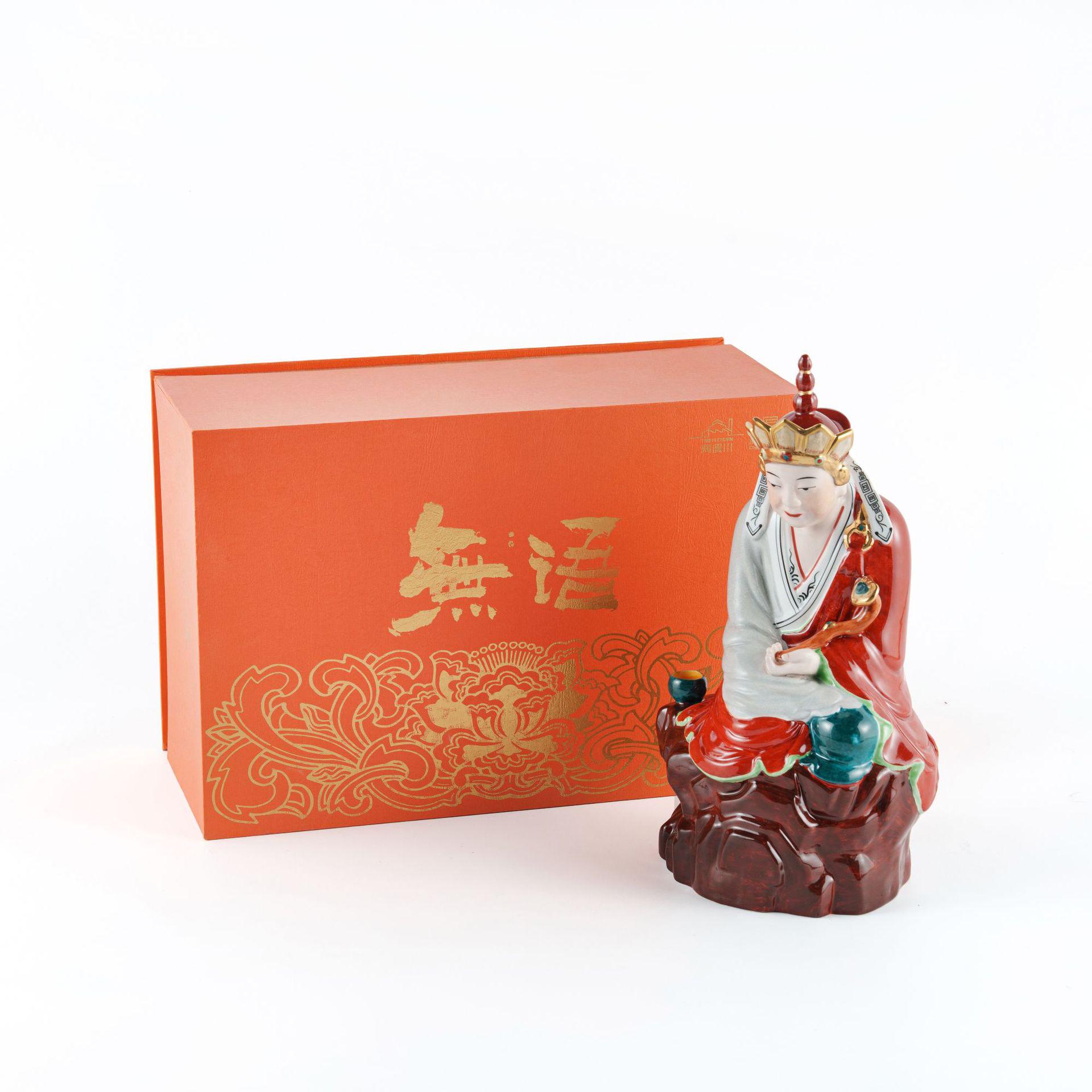 

Цзиндэчжэньская керамическая скульптура Будды, медитирующего - Культурный сувенир из окрестностей музея