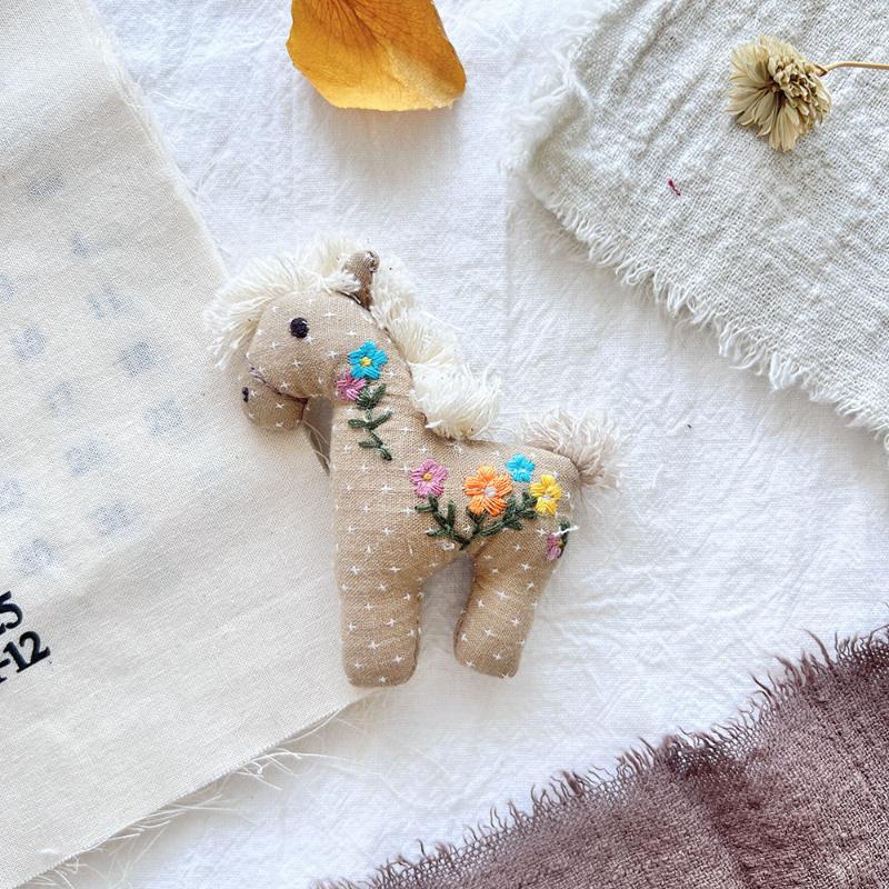 Handgemaakte Stof Pony Met Borduur Broche Pin Cartoon Dames Kleding Sieraden Accessoires Paard Corsage