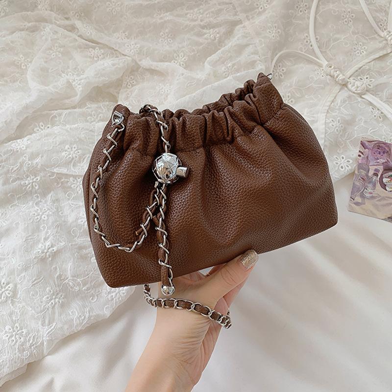 

Niche trendy bag women s 2024 autumn new messenger bag fashionable and simple shoulder bag chain casual bucket bag коричневий