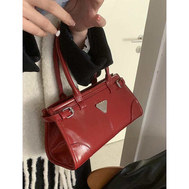 

Корейская версия модной портативной маленькой сумки женская 2025 новая нишевая дизайнерская сумка через плечо для поездок на работу простая и универсальная сумка-мессенджер красный