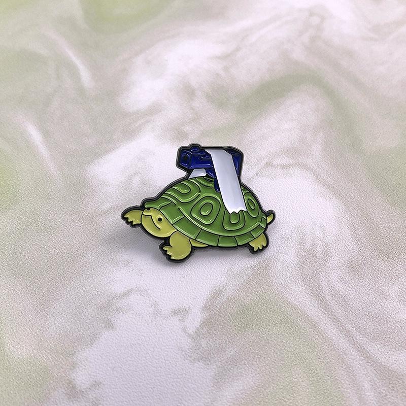 Creative Green Animalthemed Turtle Brooch With Gun Design Unique Alloy Pin For Accessories Fashion