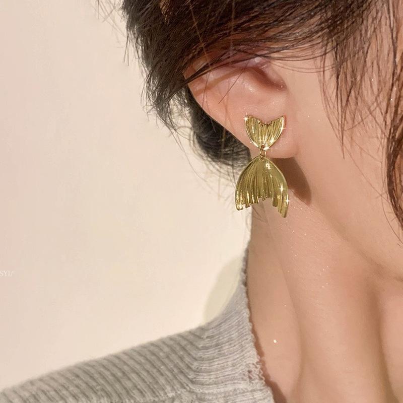 Fish Tail Ear Clips, No Ear Holes, Metal Cold Wind, European and American Personality Design Sense, Earrings, Simple Niche Mosquito Coil Disc Earrings