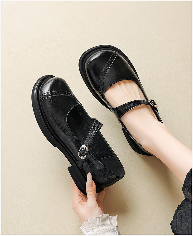 French Mary Jane shoes for women in spring 2026, retro style with a single buckle and shallow mouth small leather shoes, college style single shoes