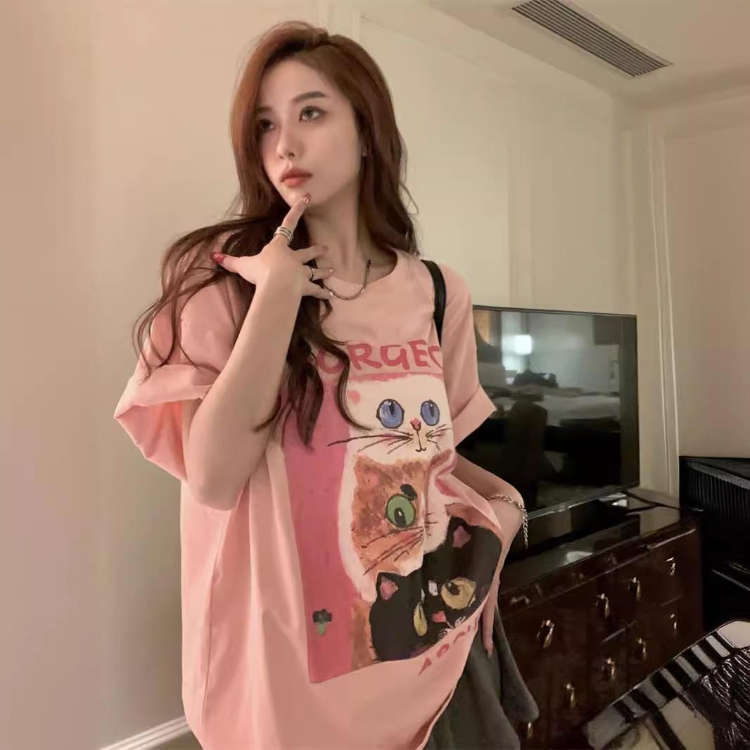 

Женская футболка с коротким рукавом большого размера, нежно-розовая с кошкой - летняя, средней длины, приталенная, свободного кроя 5XL (180-220 jin) розовый
