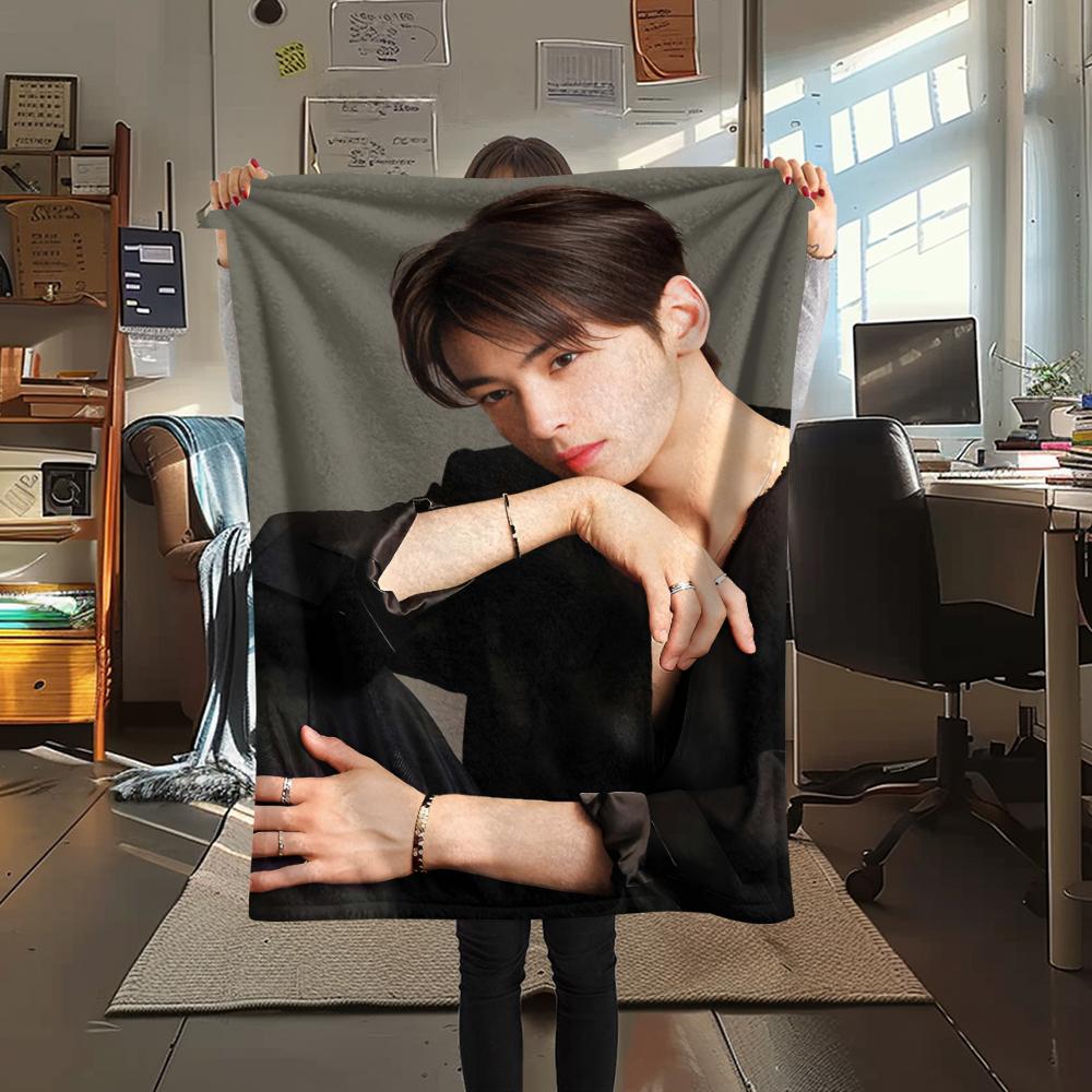 1 STuks Cha Eun-woo Print Flanellen Deken, Hoge Kwaliteit Alle Seizoenen, Woondecoratie, Warmte en Comfort, Perfect voor Kerstcadeaus