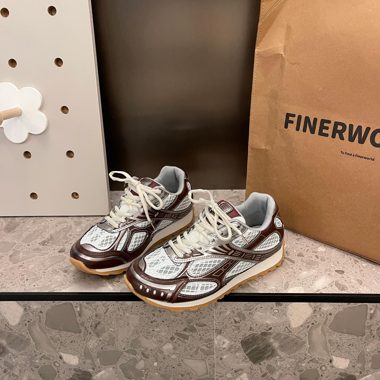 

Маффин и знаменитости Интернета демонстрируют маленькие и легкие туфли для пап на платформе, женскую новую универсальную спортивную обувь осени 2025 года 40 бордовый