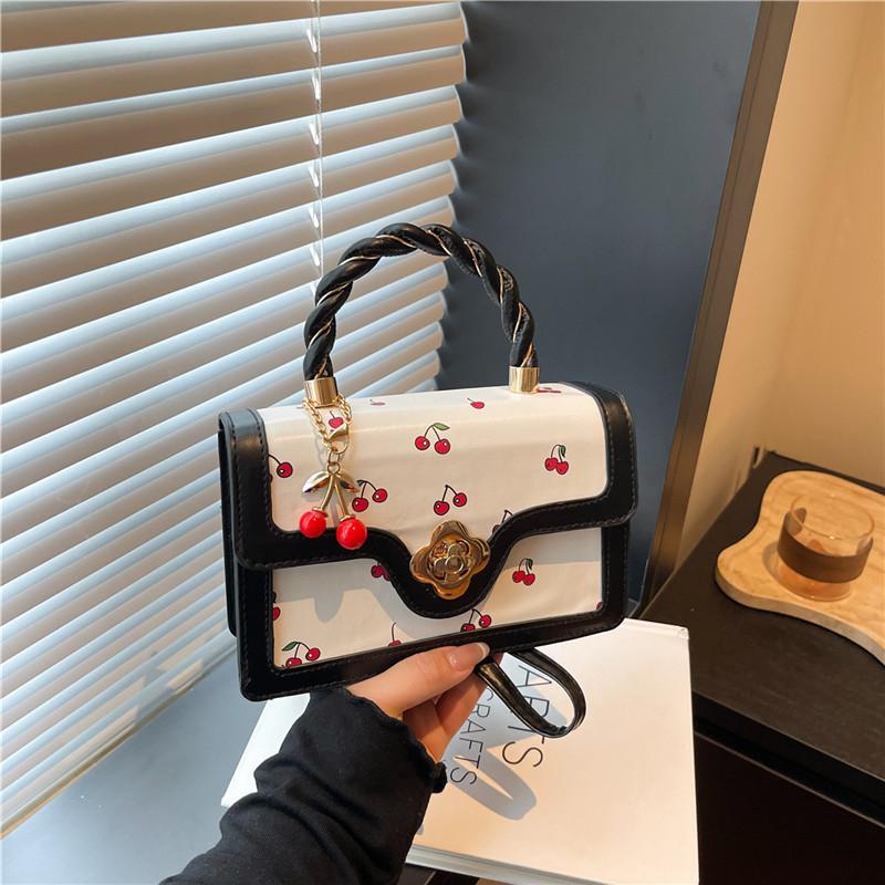 

Sweet light luxury fashion handbag 2025 autumn new niche design foreign style personality beautiful messenger small square bag чёрный