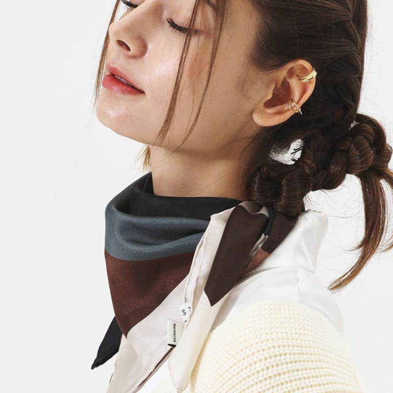 ONSZ diagonal bredrutig sidenscarf