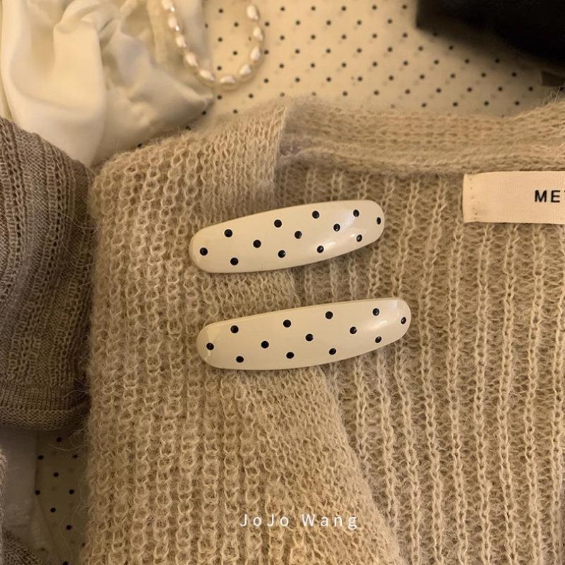 

Проста шпилька для волосся з затискачем для бічного проділу для начісування кучерявого волосся, з напівзакрученим затискачем на потилиці.