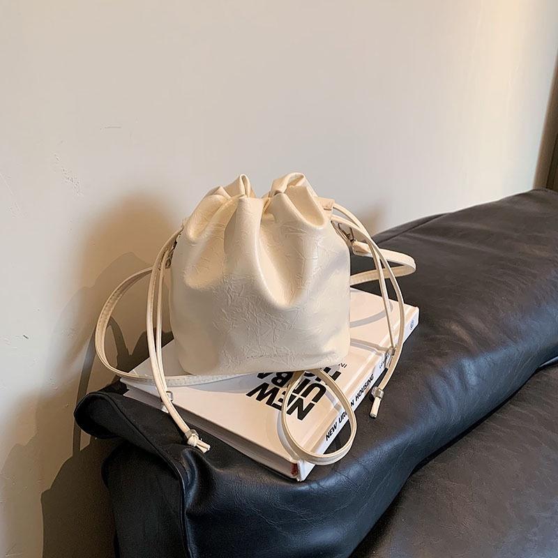 

IELGY Универсальная сумка в стиле ретро, ​​пригородная сумка-ведро корейской версии на шнурке, универсальная сумка через плечо белый