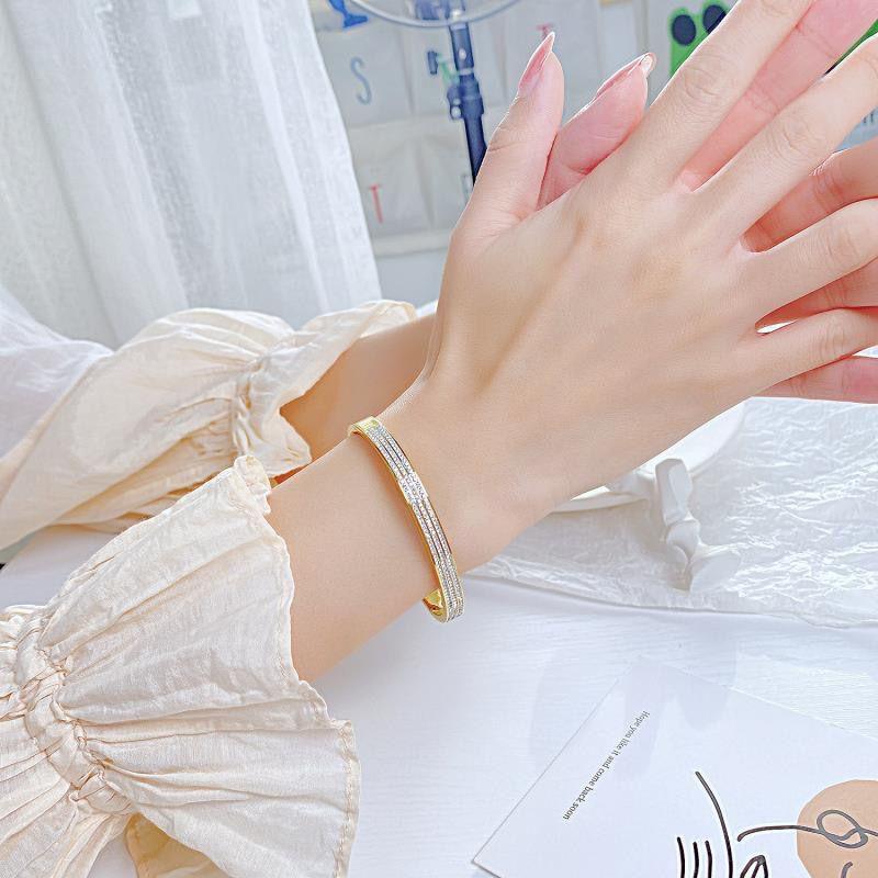 

Браслет из титановой стали с золотым покрытием Дыхание младенца : Искрящаяся Роскошь, Не выцветающий Трансграничный Европейский и Американский Женский Браслет.