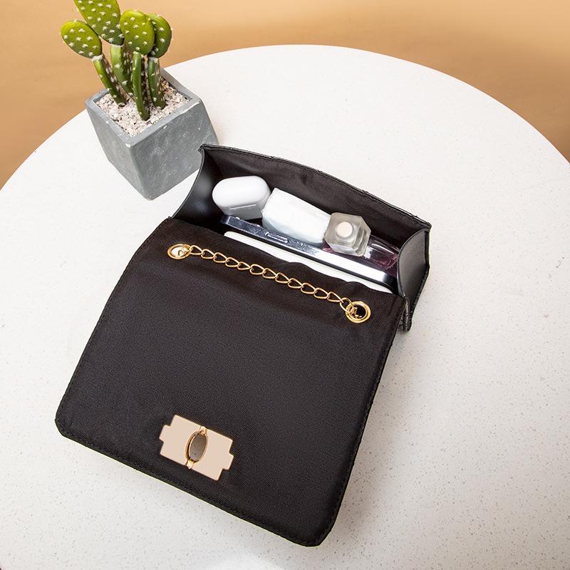 Embroidered Rhombus Chain Lock Small Square Bag, a New Versatile Change Mobile Phone Women's Bag