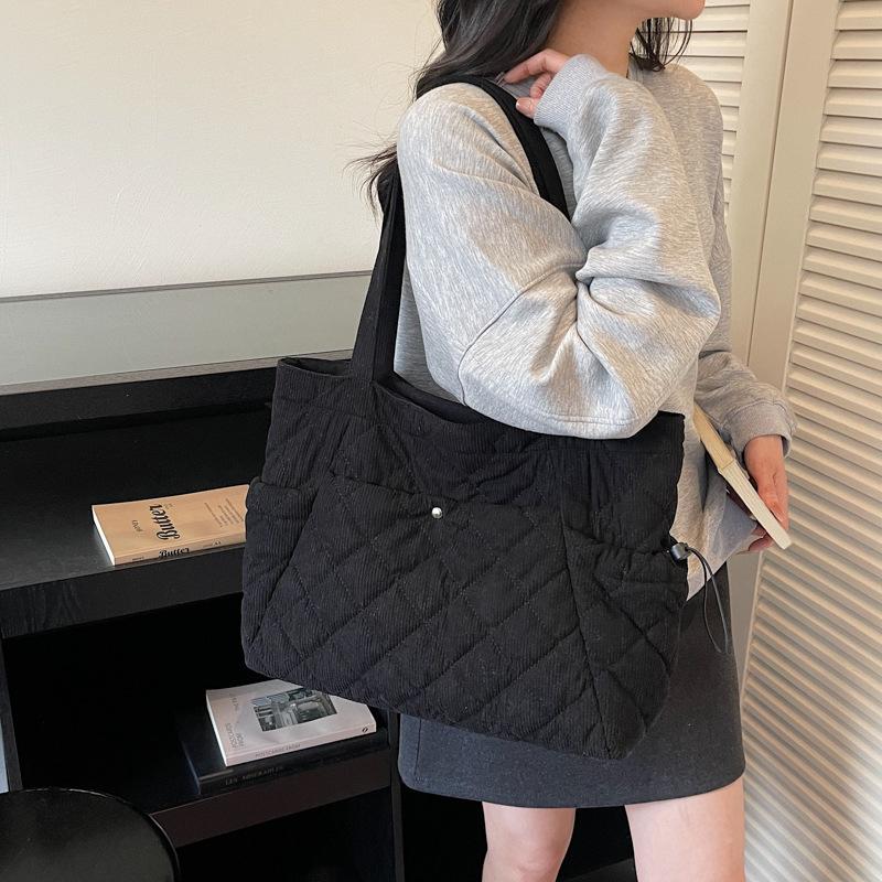 New 2026 Women's Large Capacity Diamond Pattern Tote - Fashionable, Simple Solid Color Handbag for Commuting and Everyday Use.