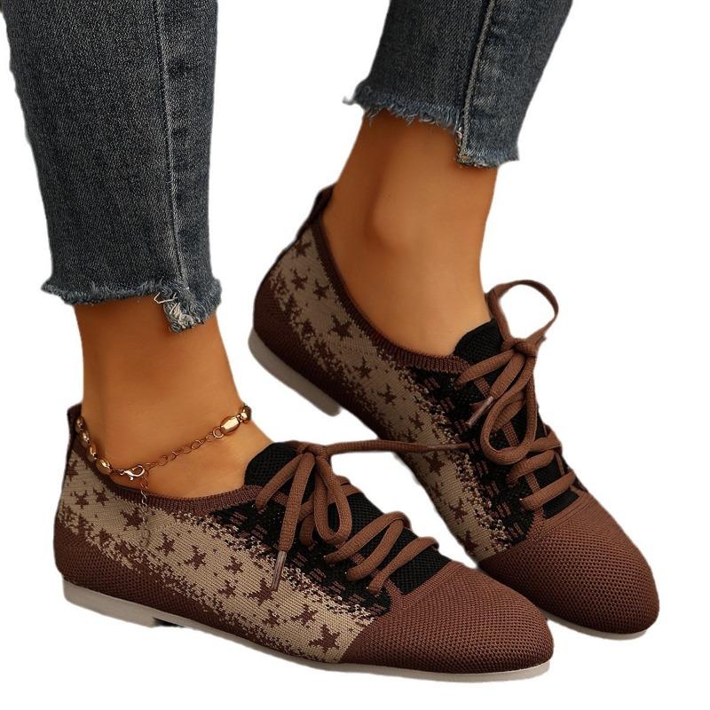 A Large-sized, Breathable, Two-tone, Front-lacing, Lightweight Sports Shoe for Women
