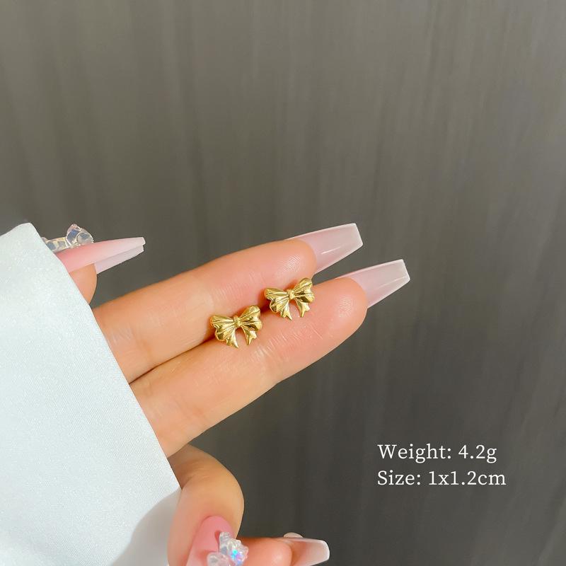 Cercei minimaliști tip stud din oțel titan cu sidef și trifoi cu patru foi - Design androgin pentru temperament individual și eleganță de banchet.