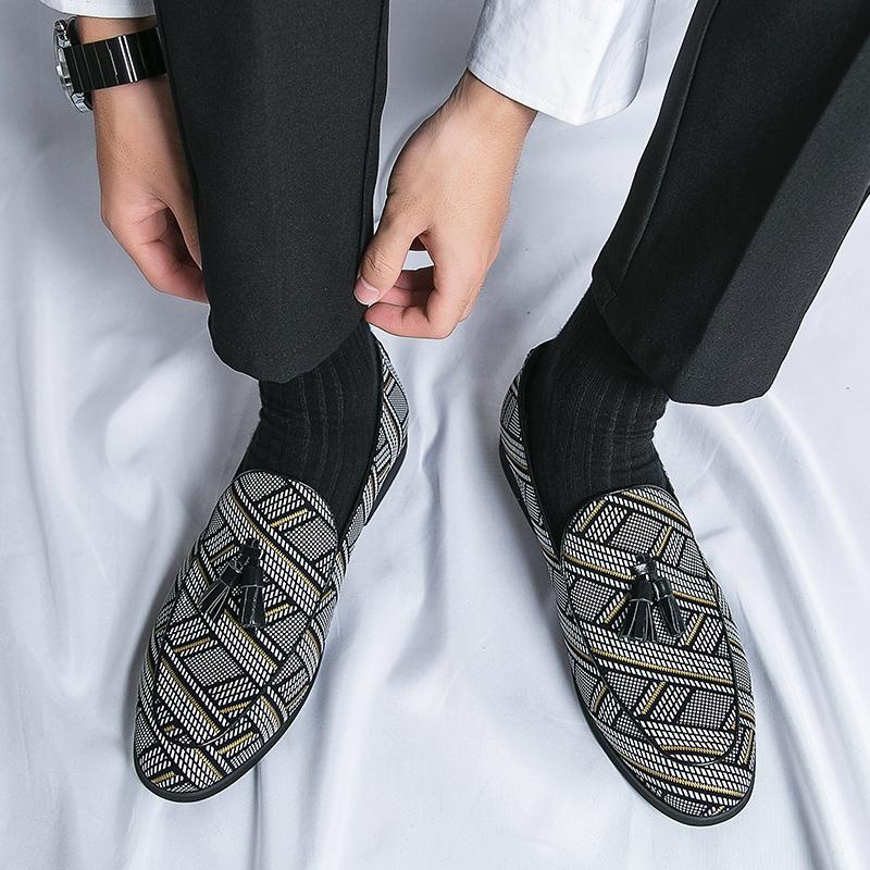 2024 New Autumn Mens Casual Loafers Men Tassel Flat Shoes Moccasins Hombre Mens Shoes White Black Slip-On Mules Prom Dress Shoes