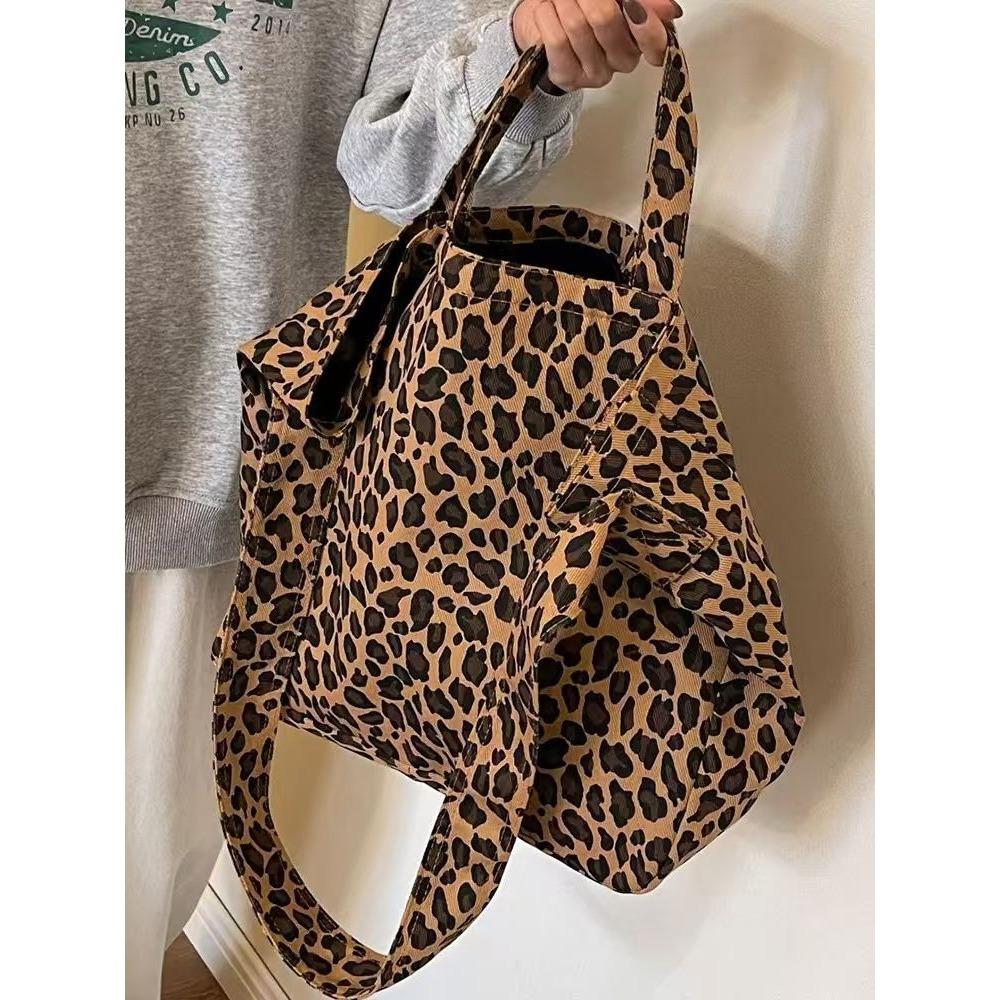 Large-Capacity Leopard Print Canvas Tote Bag for Women Durable Fashionable Shoulder Bag with Zip Closure and Polyester Lining Stylish Tote Bag