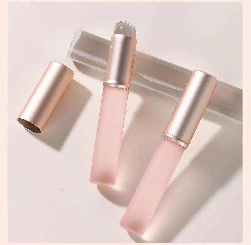 Q Soft Silicone Lip Brush: Portable Mini Round Head Lipstick & Concealer Applicator with Cover.