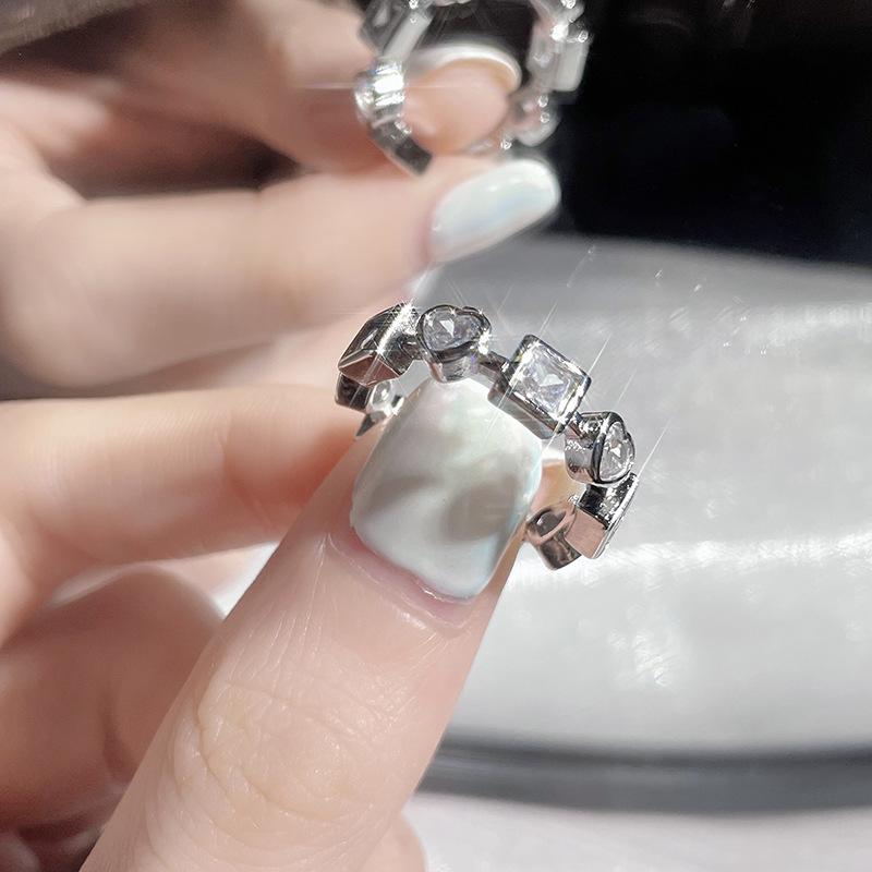 

Hearts Poker Love Open Ring Female Niche Design Sweet Cool Zircon Index Finger Ring Personality Adjustable opening