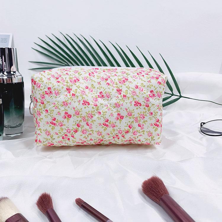 Quilted Floral Makeup Bag: Large-Capacity, Portable Cotton Handbag for Toiletries