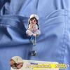 Cartoon Lachende Krankenschwester 2D Flach Acryl Einziehbarer Ausweisclip, Stabiler Ausweishalter Für Krankenschwestern Und Medizinstudierende, Wesentliches Tägliches Krankenschwestern-Accessoire