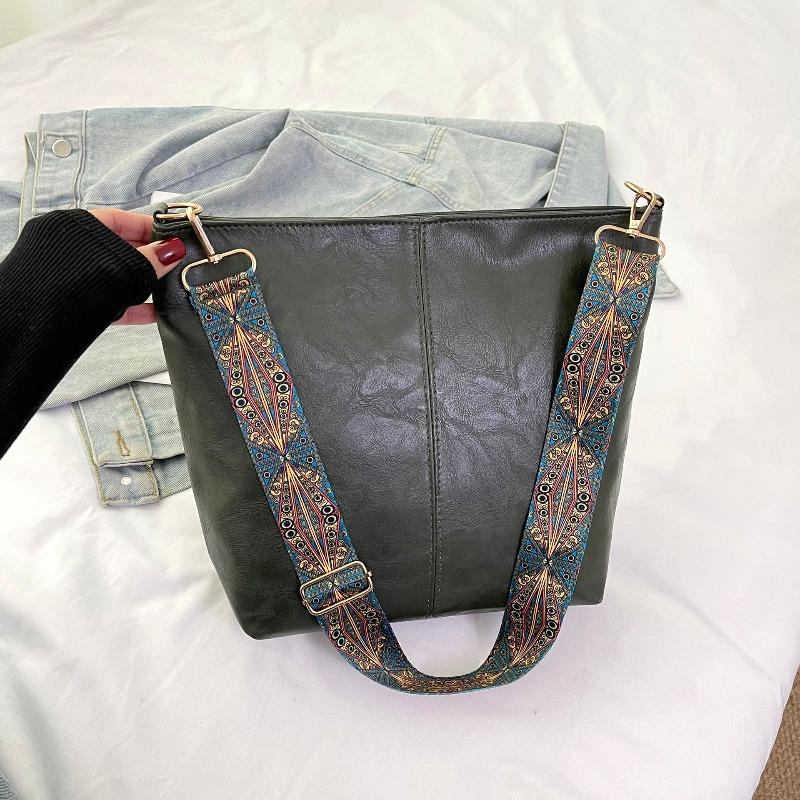 

Large-capacity bag women s spring and summer new retro broadband shoulder messenger bag premium texture commuter bucket bag чорний