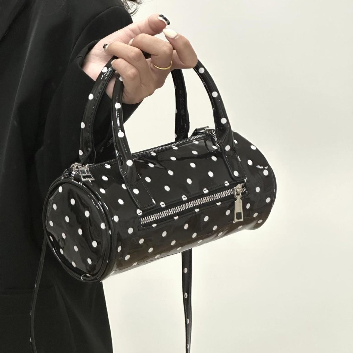 Handheld polka dot small bag 2024 new model, high-end contrasting color cylindrical bag, versatile and fashionable commuter handbag for trendy girls чёрный