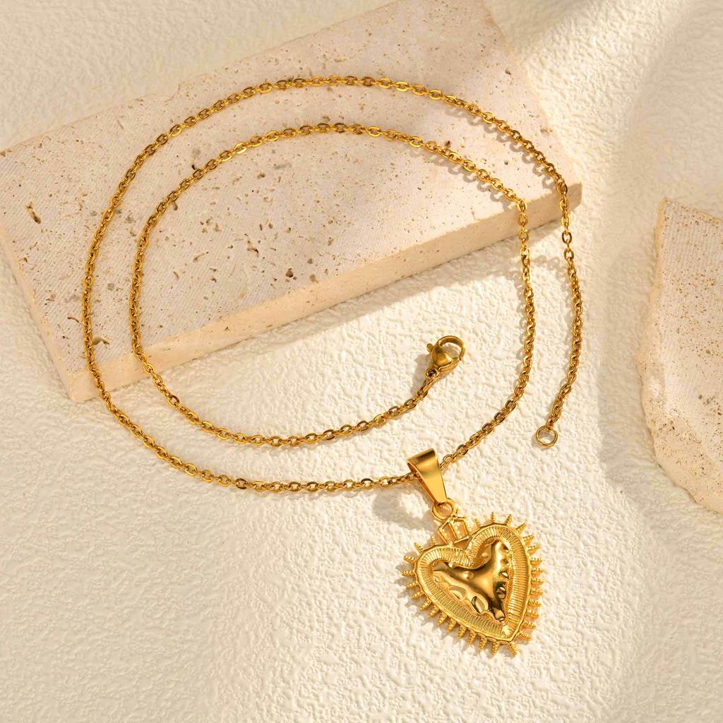 Vintage Gold Stainless Steel Three-Dimensional Relief Design Heart-Shaped Wind Pendant Necklace, Niche Women'S Accessories 2273