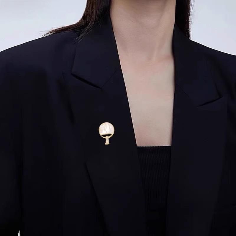 Creative Table Tennis Brooch with A Niche Design Sense, Anti-glare Pin, Collar Buckle, and Small Brooch Fix