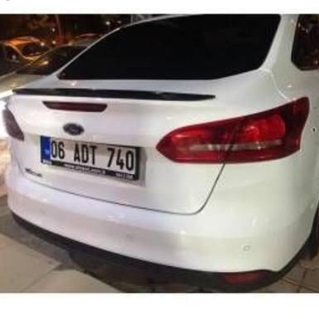 Nero pianoforte, spoiler universale anatomico, rivestimento elastico del cofano del bagagliaio.