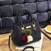 Neue modische vielseitige kleine quadratische Tasche Damen Schulter Umhängetasche Handtasche Haarbällchen-Anhänger Pendlertasche Gefühl