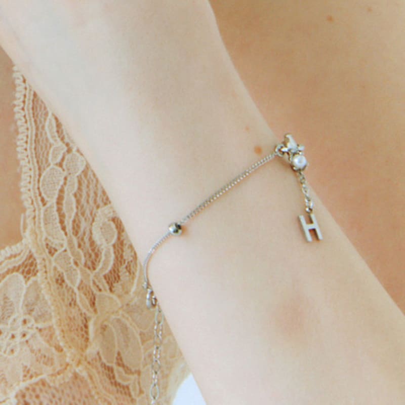 pearlymore initial drop ring point bracelet