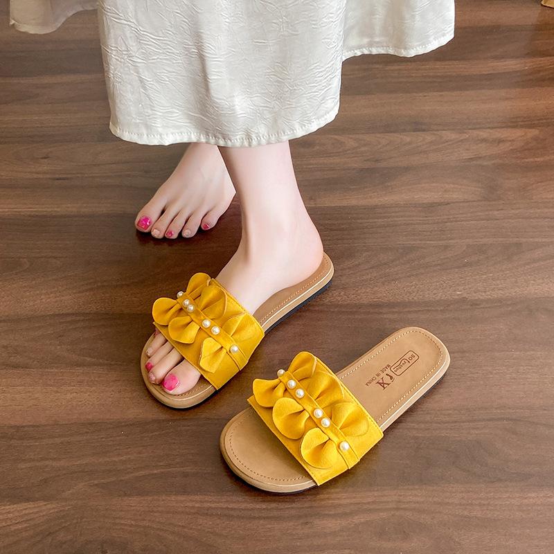 Flat-bottomed slippers women's summer outer wear 2025 new high-end one-word drag with skirt seaside beach cool slippers